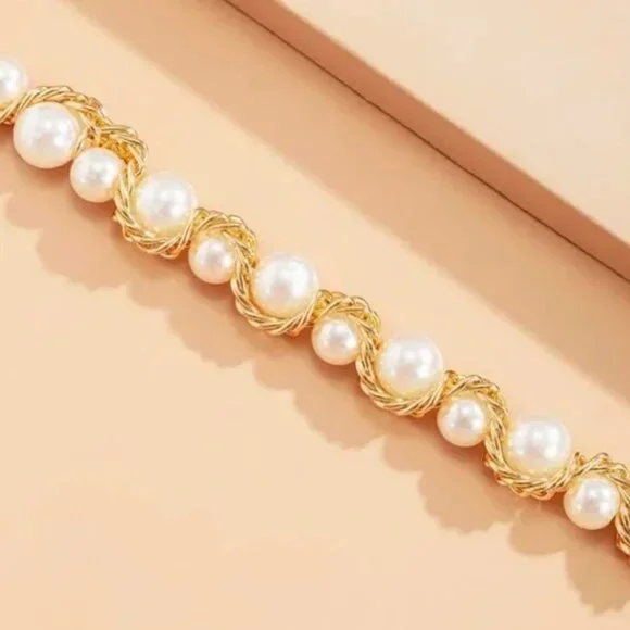 NWOT Pearl Gold Necklace